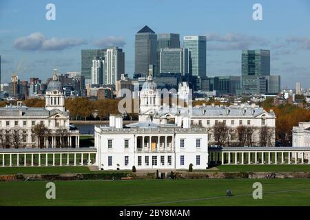 England - London - Greenwich - Blick vom Greenwich Park im Herbst auf das Royal Naval College, das Queen`s House und die Türme von Canary Wharf Stockfoto